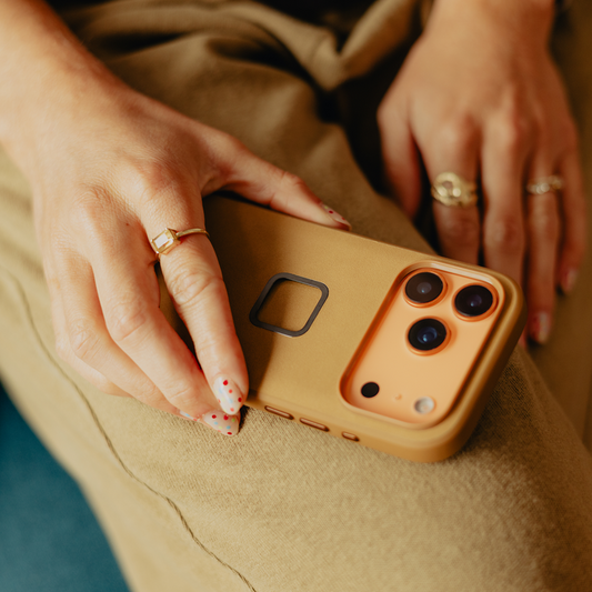 Peak Design Everyday Clarino Case For Iphone 17 Pro Max (Tan) - PD-M-MC-CE-BR-1