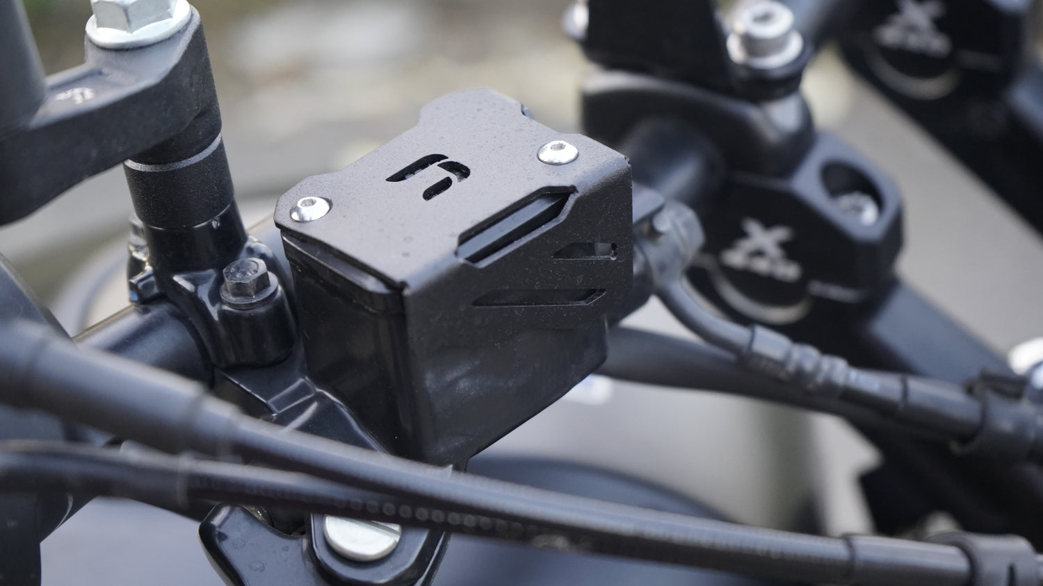 Carbon Racing Aluminium Front Brake Reservoir Protector Black for Harley X440 - CRH440
