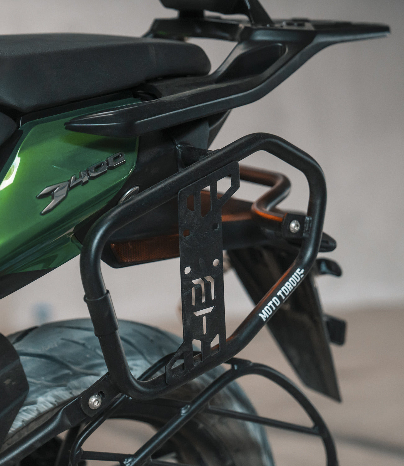 Moto Torque Domistay-Dominar Saddle Stay