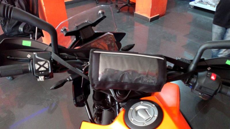 Trek N Ride Mobilemate+ Motorcycle Handlebar Bag with Mobile Compartment - MCMBLMT